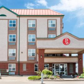 Ramada by Wyndham Sherwood Park，位于舍伍德帕克的酒店
