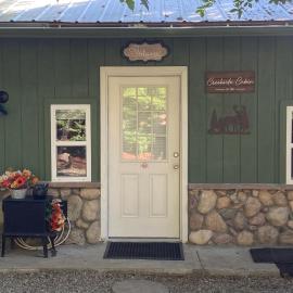 Shady Creekside Cabin，位于Miramonte的酒店