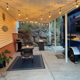Charming WinnieTrailer with Cozy Private Patio Escape，位于法明顿的酒店
