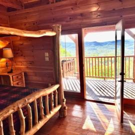 Pet-Friendly Townsend Mtn Cabin w Hot Tub, Daybed Patio，位于汤森德的酒店