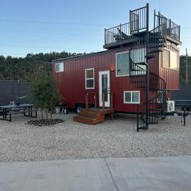 Access Zion & Bryce! Tiny Home with Rooftop Deck and Hot Tub，位于Apple Valley的酒店