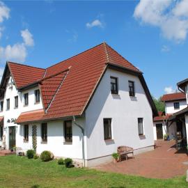 Großes Landhaus mit Swimmingpool in Dargun，位于Barlin的酒店