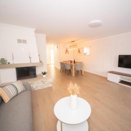 Spacious Duplex near Zürich, Garden, Parking & Fast Wi-Fi，位于Killwangen的酒店