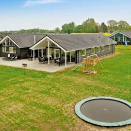 5 star holiday home in Bogense，位于博恩瑟的酒店