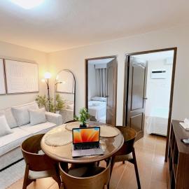 2BR Condo w Pool & WiFi Near Mall & Restaurants，位于Lapasan的酒店