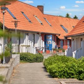 5 person holiday home on a holiday park in Gudhjem，位于古兹耶姆的酒店