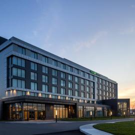 Holiday Inn Express Montreal Airport - St-Laurent by IHG,位于蒙特利尔的酒店