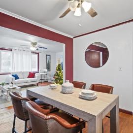 NEW " Fall Season " cozy 2 bed flat with open concept，位于斯克兰顿的酒店
