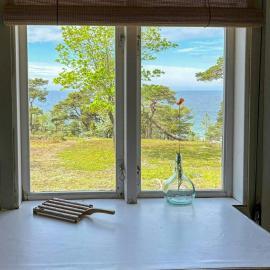 Secluded Cottage Between Nature Reserves，位于Tingstäde的酒店