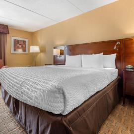 Clarion Hotel Conference Center on Lake Erie，位于敦刻尔克的酒店