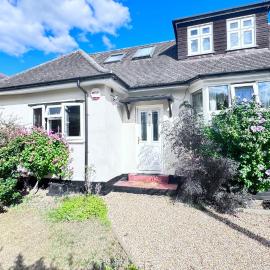 The Bush Residence, Shepperton - Two Ground Floor Guest Bedrooms，位于谢珀顿的酒店