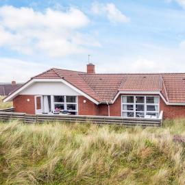 5 star holiday home in Ringkøbing，位于灵克宾的酒店