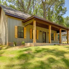 Walk to The Fields at 17 Springs: Millbrook Home!，位于米尔布鲁克的酒店