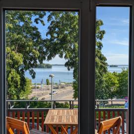 Ferienwohnung mit Seeblick，位于布隆的酒店