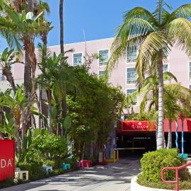 Ramada Plaza by Wyndham West Hollywood Hotel & Suites，位于洛杉矶的酒店