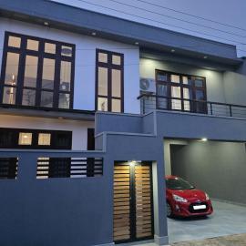 Modern 4-Bedroom Home with Rooftop in Malabe，位于Malabe的酒店
