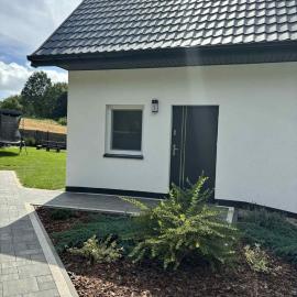 Dom wypoczynkowy Leśny Zakątek 1 nad jeziorem，位于Gościno的酒店