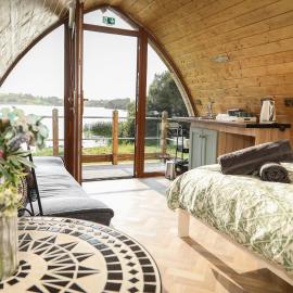 Swan Lake Glamping，位于卡文的酒店