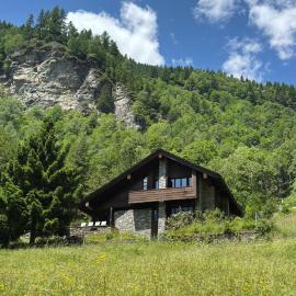 Private 3-story villa in Val calanca, Rossa，位于Rossa的酒店