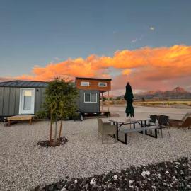 Tiny Home Lodge near Zion and Bryce National Parks Hot Tub，位于Apple Valley的酒店