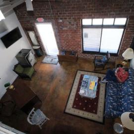 Large Unique Ground Floor Loft with Parking #1，位于梅肯的酒店