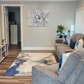 Walk to Beach: Hampton Home w/ Grill!，位于汉普顿的酒店