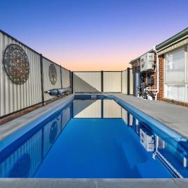 Your Tarneit Escape - 4BR Home with Pool & BBQ，位于Tarneit的酒店