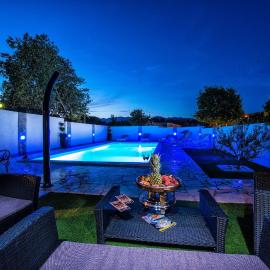 Apartments & Villa Tisno，位于奥布罗瓦茨的酒店