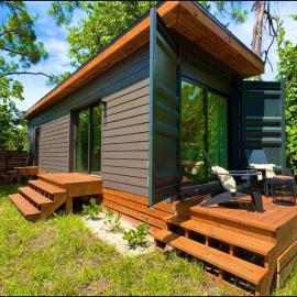 Zen Container Tiny Home with Fenced-in Yard, Fire Pit, Centrally located and Pet Friendly，位于迈尔斯堡的酒店