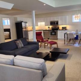 Spacious 2 BR, 3 beds, sleeps 6, kitchen, laundry，位于列治文山的酒店