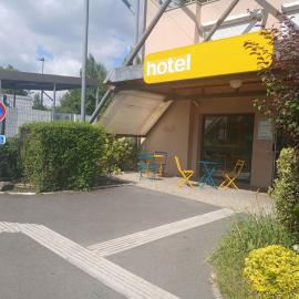 Unisotel Valenciennes EX-hôtel F1，位于Haulchin的酒店