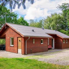 4 star holiday home in Thyholm，位于蒂霍尔姆的酒店