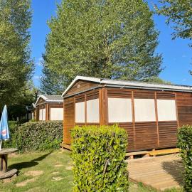Mobil-home 2 chambres côté rivière，位于Ébreuil的酒店
