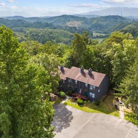 Comfy Escape near Dollywood W Pool & Grill，位于鸽子谷的酒店