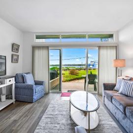 Ground Floor front 2 bed condo at Jacobs Landing，位于布莱恩的酒店