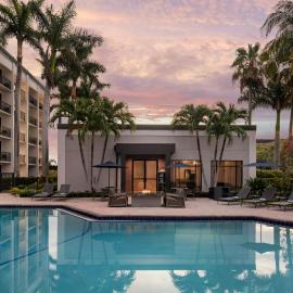 Courtyard by Marriott Fort Lauderdale East Lauderdale-by-the-Sea，位于劳德代尔堡的酒店