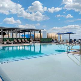 Cambria Hotel St Petersburg-Madeira Beach Marina，位于圣徒皮特海滩的酒店
