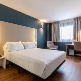 Travelodge Málaga Airport，位于马拉加的酒店