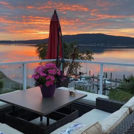 Beachbreeze Oceanfront 4BR1Den4BA Romantic Sunrise & Celestial Views，位于Mill Bay的酒店