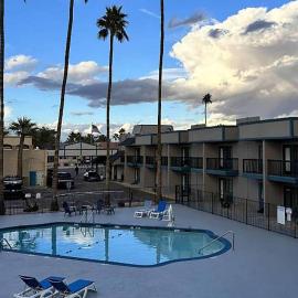 Super 8 by Wyndham Mesa Downtown Near Convention Center，位于梅萨的酒店
