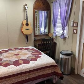 Tiny Tiny Bunkhouse，位于Cane Beds的酒店