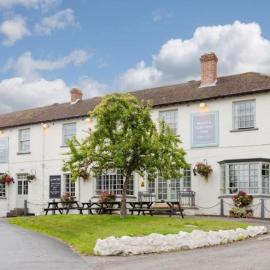 The Rose & Crown, Ashbury,位于Ashbury的酒店