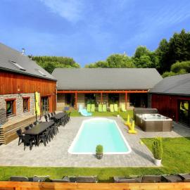 Beautiful villa with heated outdoor pool，位于Manhay的酒店