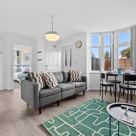 Modern 4BR, Sleeps 8, 3 bath, free parking, perfect for Contractors and long stays，位于Allesley的酒店