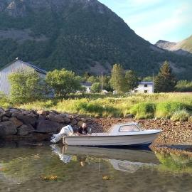 Fishermens House, romslig ferieleilighet nær sjøen Medby Senja，位于Senja的酒店