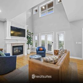 Hilltop 3BR for 10, Private Garage, Skyline Views，位于卡温顿的酒店