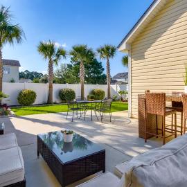 Coastal Home w/ Yard < 1 Mi to Old Town Bluffton!，位于布拉夫顿的酒店