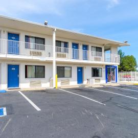 Motel 6-Redding, CA - Central,位于雷丁的酒店