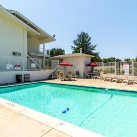 Motel 6-Redding, CA - Central，位于雷丁的酒店
