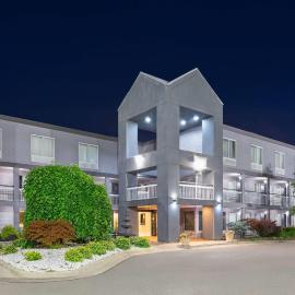 Howard Johnson by Wyndham Romulus Detroit Metro Airport,位于罗缪勒斯的酒店